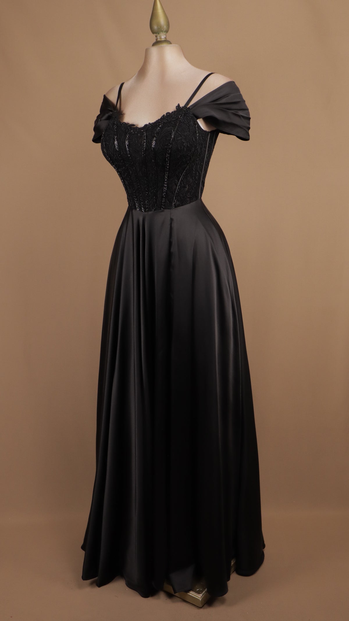 Vestido de gala satin con bordado y corset al hombro