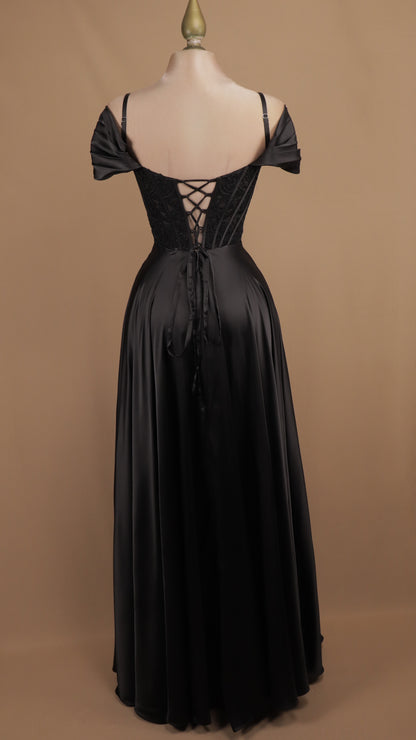 Vestido de gala satin con bordado y corset al hombro