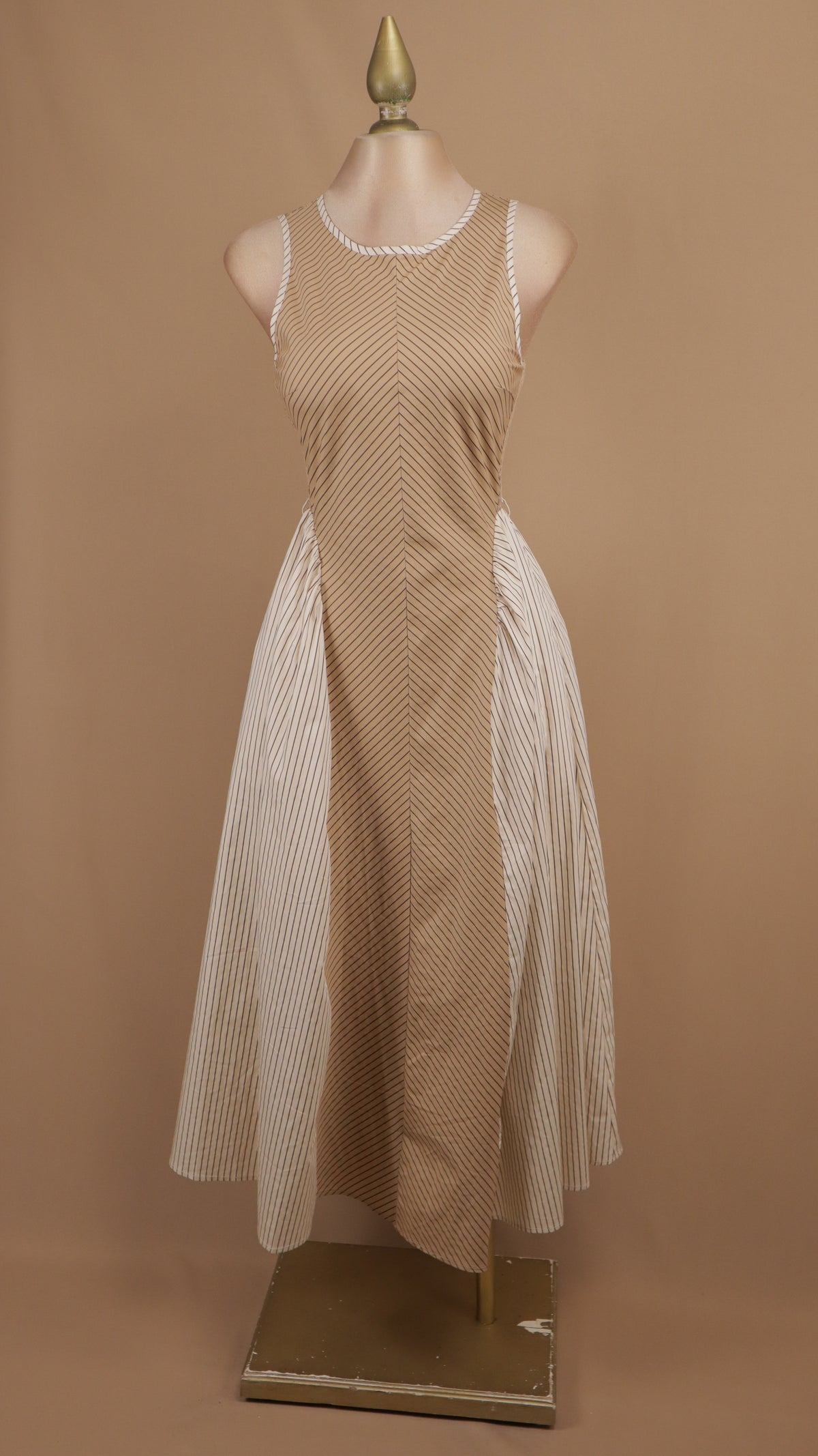 Vestido midi con lineas y falda amplia