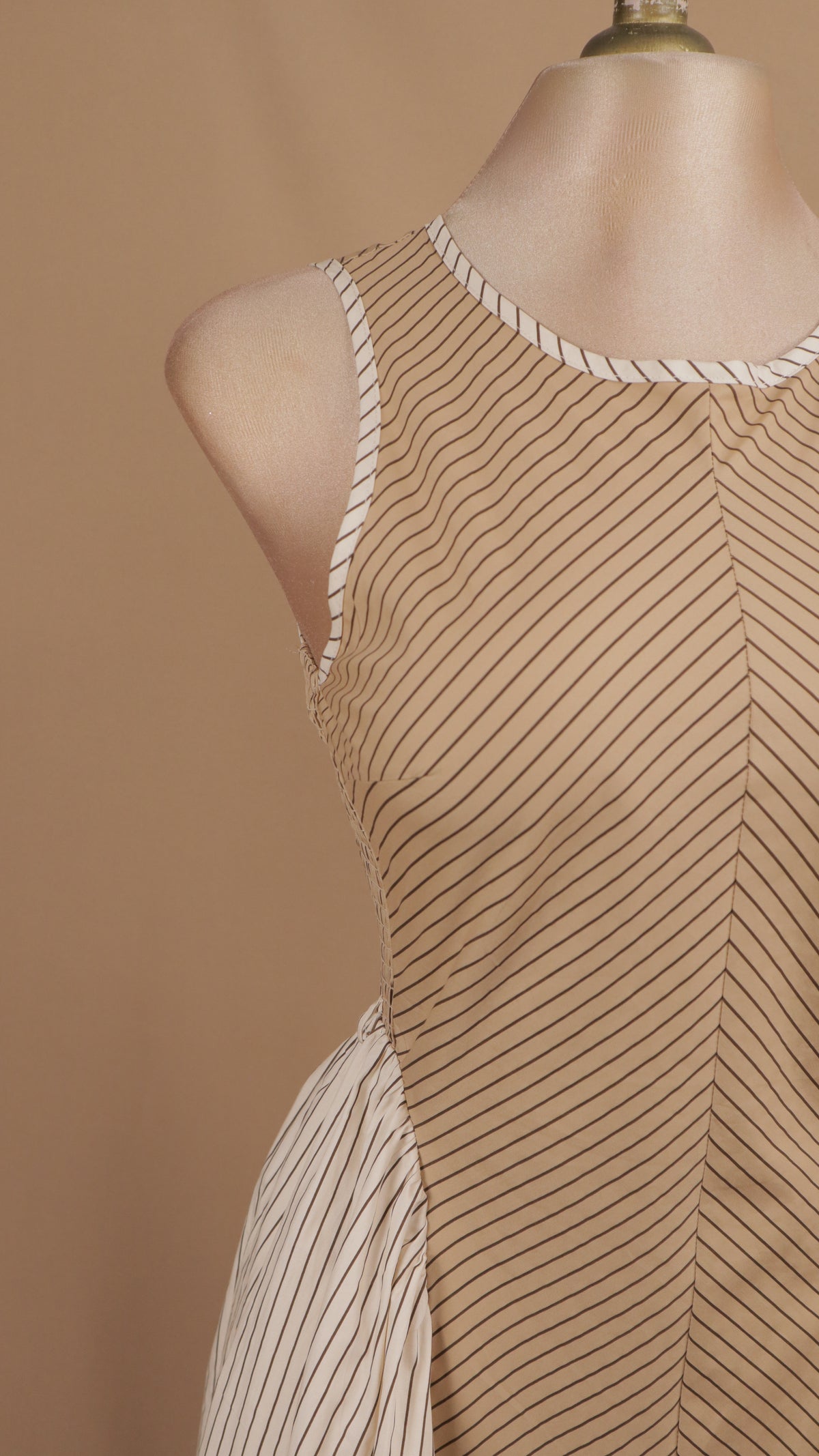 Vestido midi con lineas y falda amplia