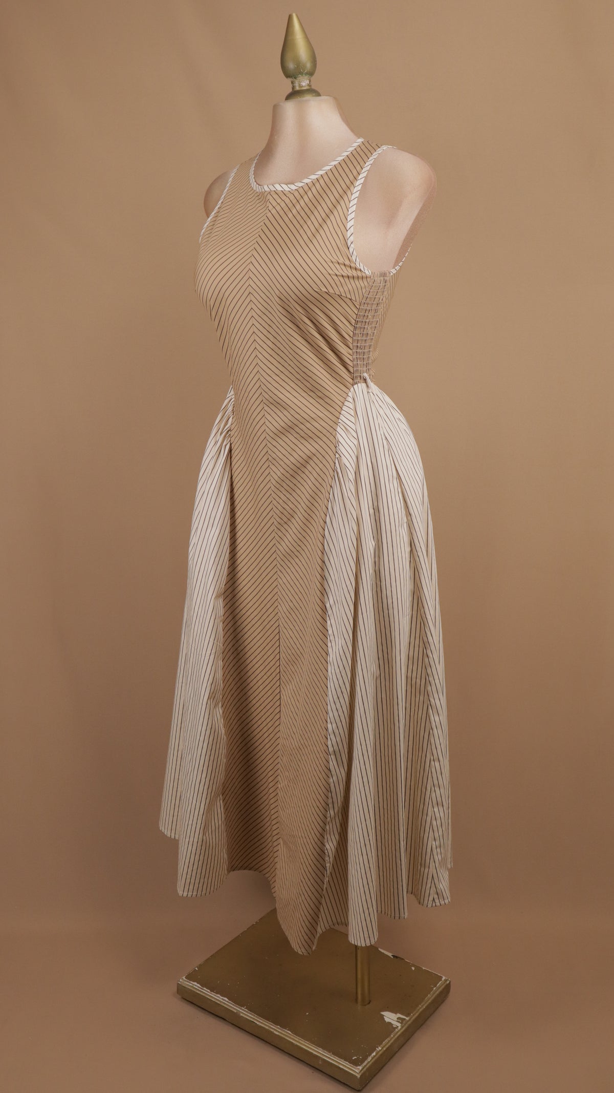 Vestido midi con lineas y falda amplia