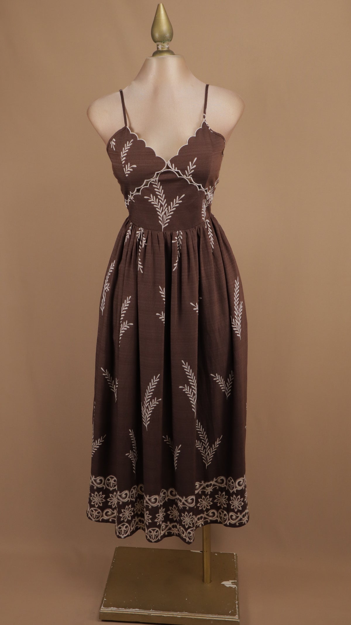 Vestido midi de tirantes marrón con bordados botánicos