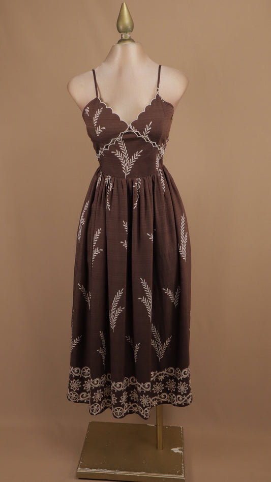 Vestido midi de tirantes marrón con bordados botánicos