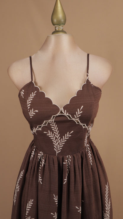 Vestido midi de tirantes marrón con bordados botánicos
