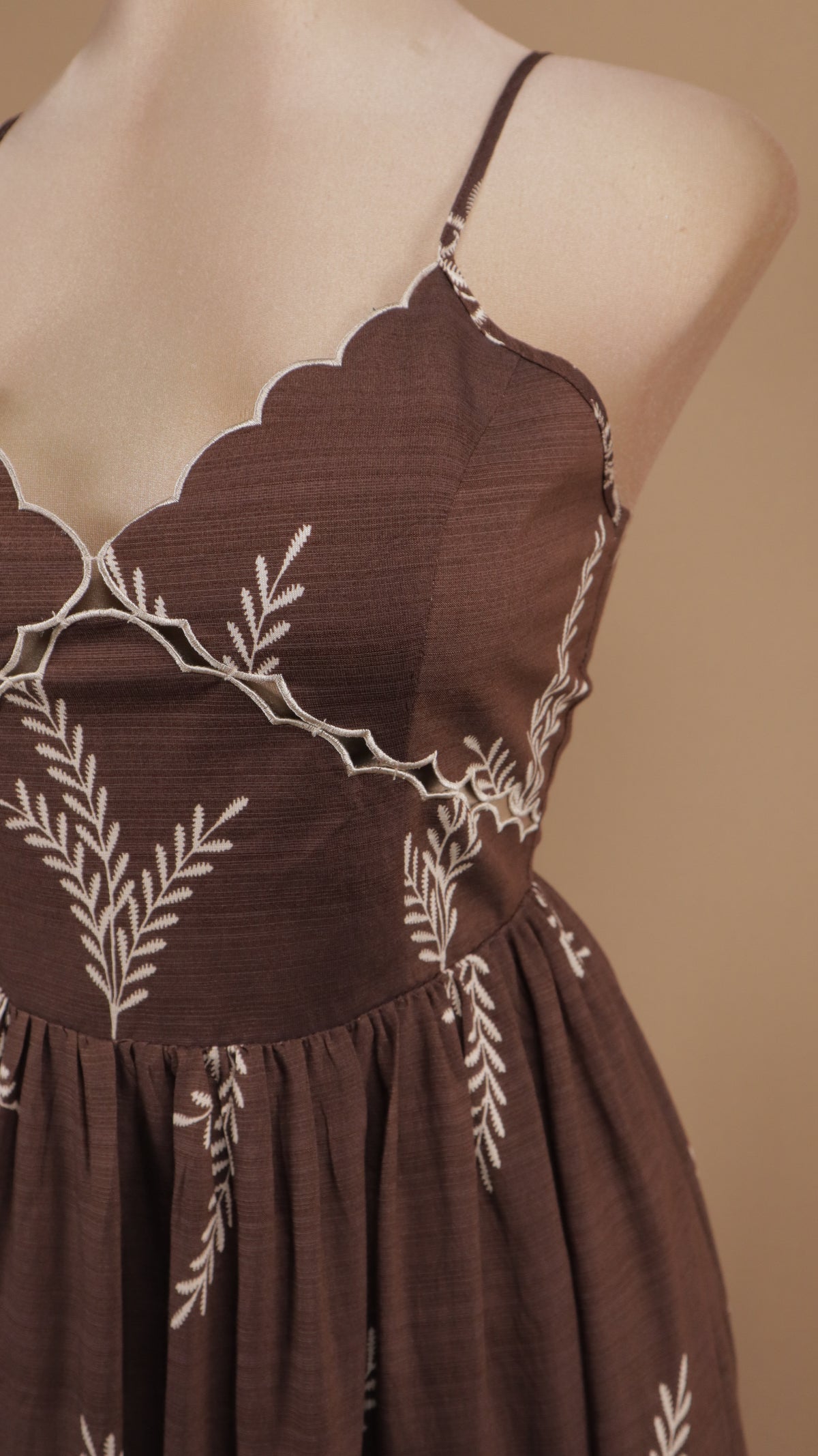 Vestido midi de tirantes marrón con bordados botánicos