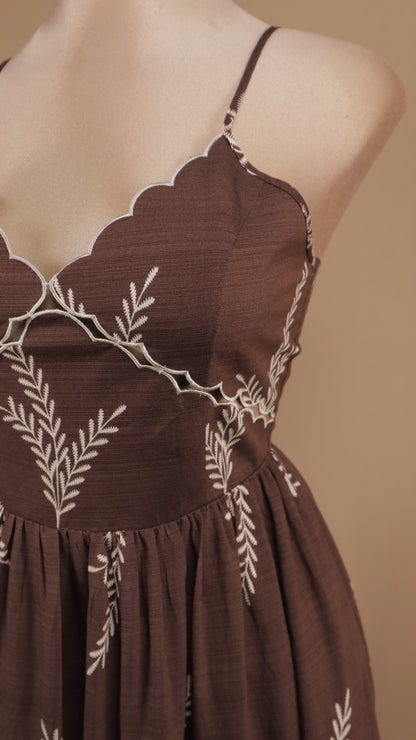 Vestido midi de tirantes marrón con bordados botánicos