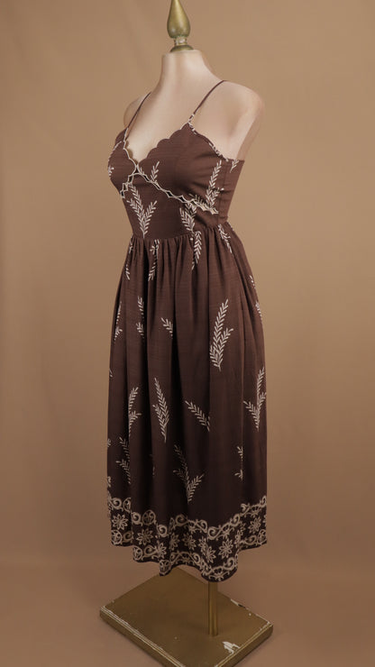 Vestido midi de tirantes marrón con bordados botánicos