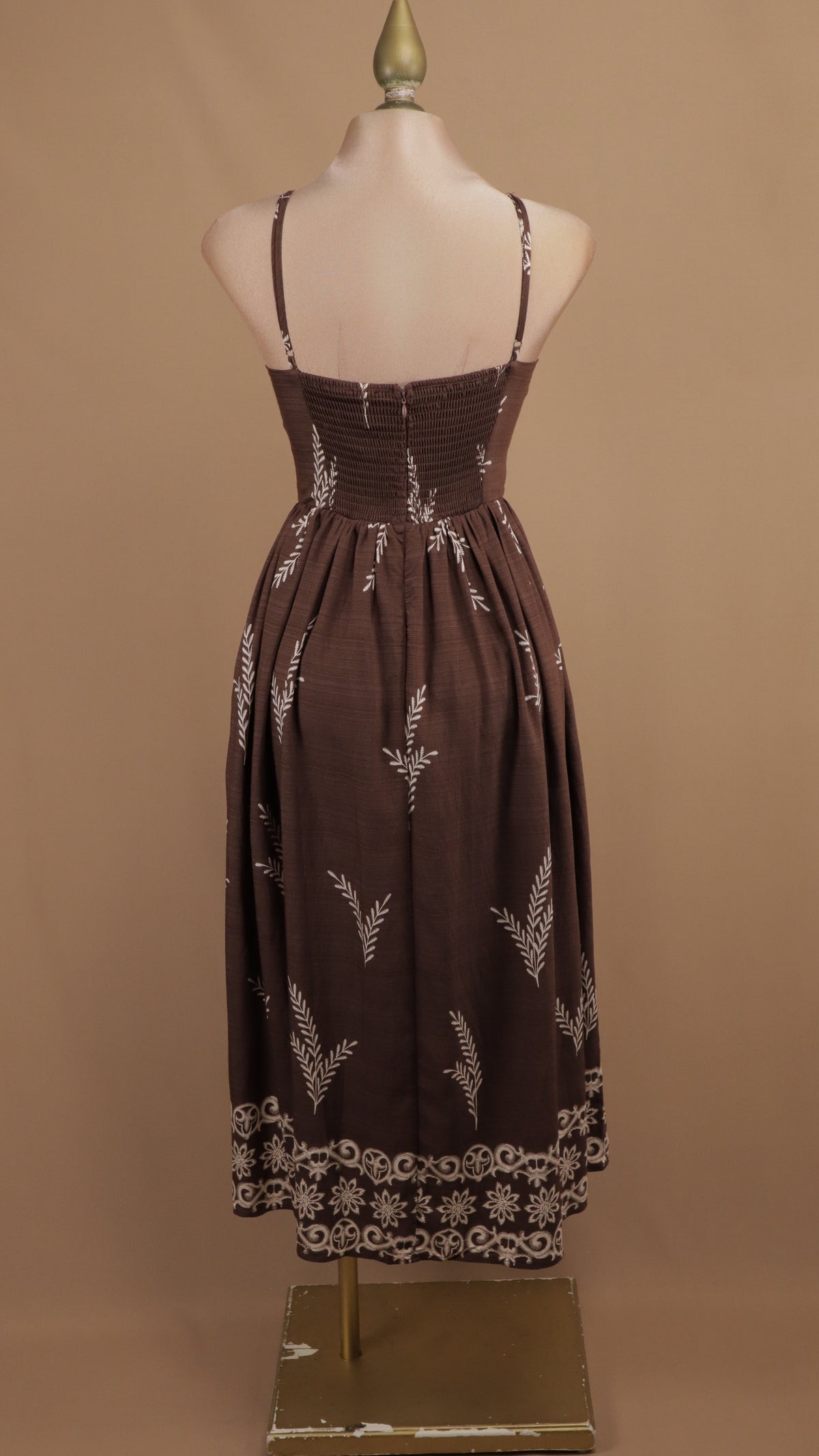 Vestido midi de tirantes marrón con bordados botánicos