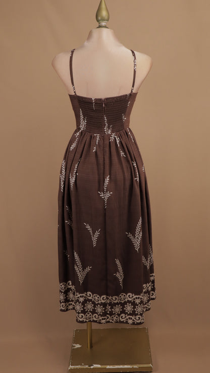 Vestido midi de tirantes marrón con bordados botánicos