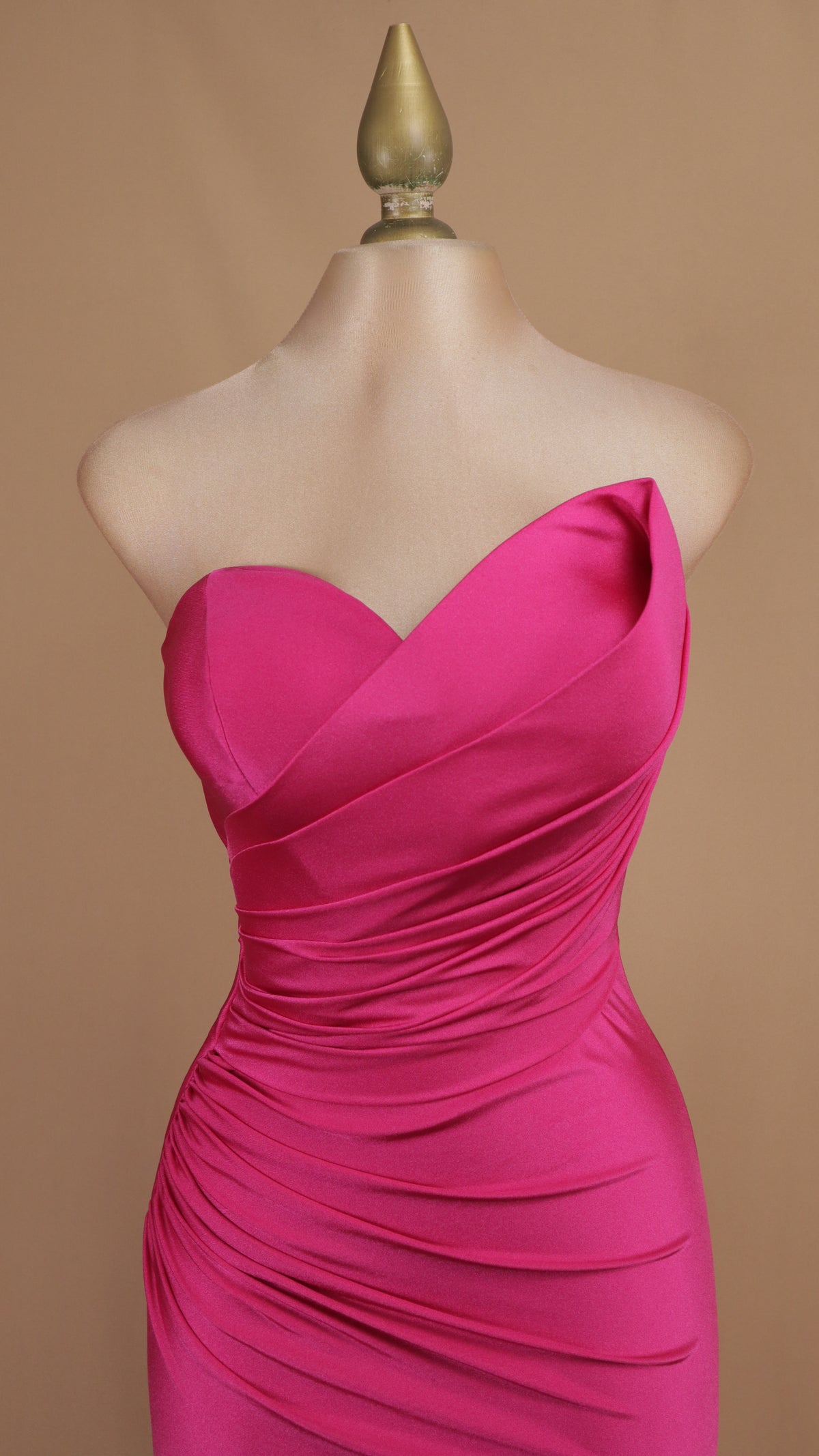 Vestido largo asimétrico estraple con pliegues