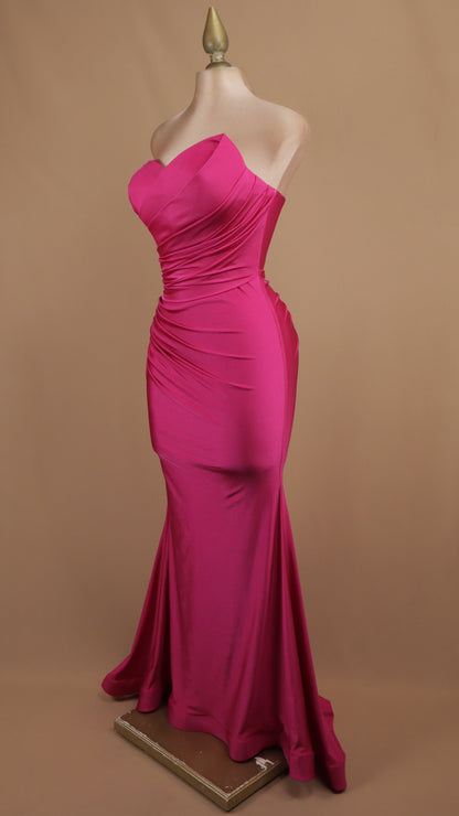 Vestido largo asimétrico estraple con pliegues