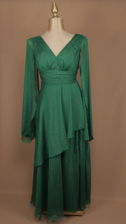 Vestido plus size con manga de capa y olan