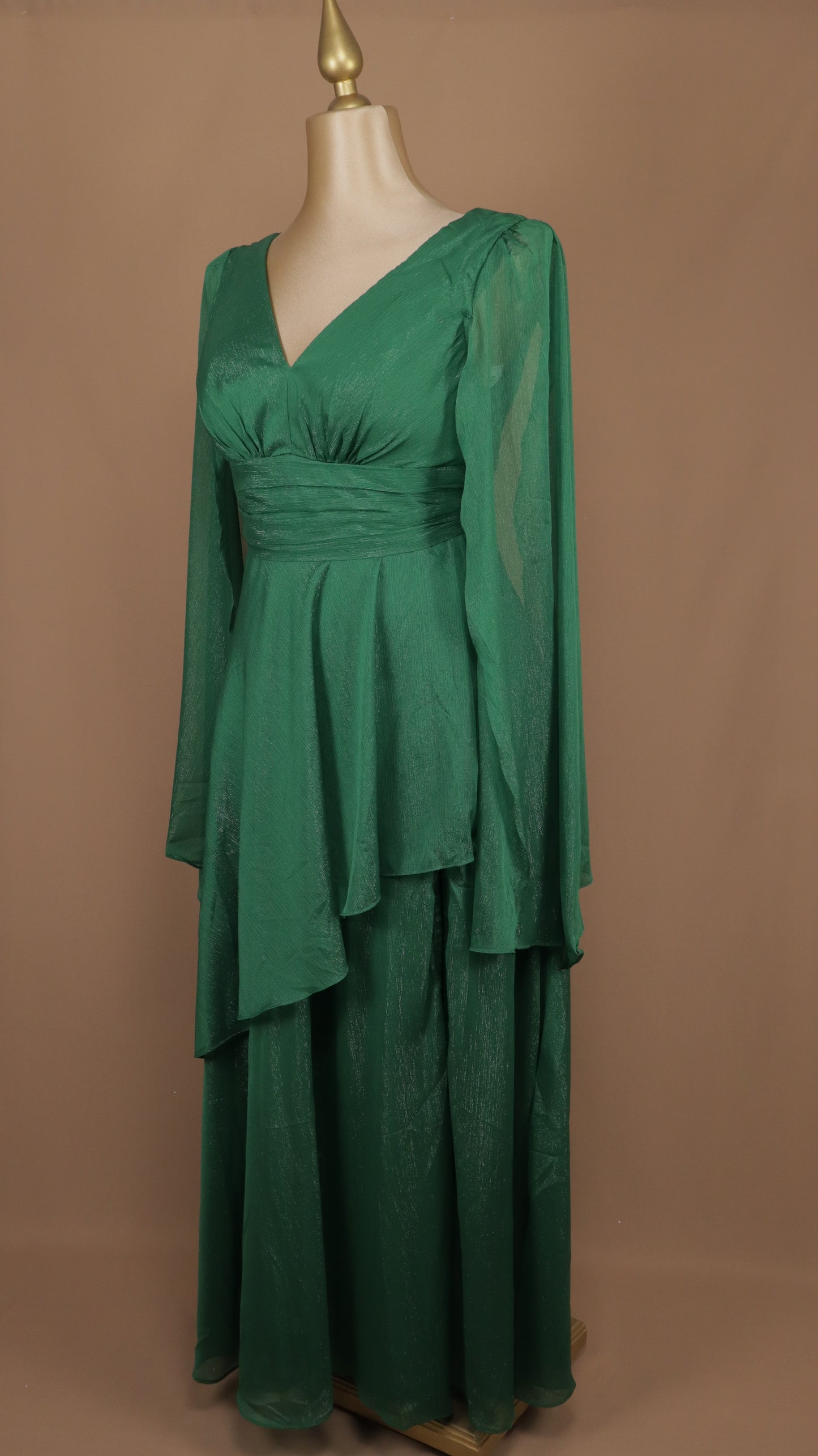 Vestido plus size con manga de capa y olan