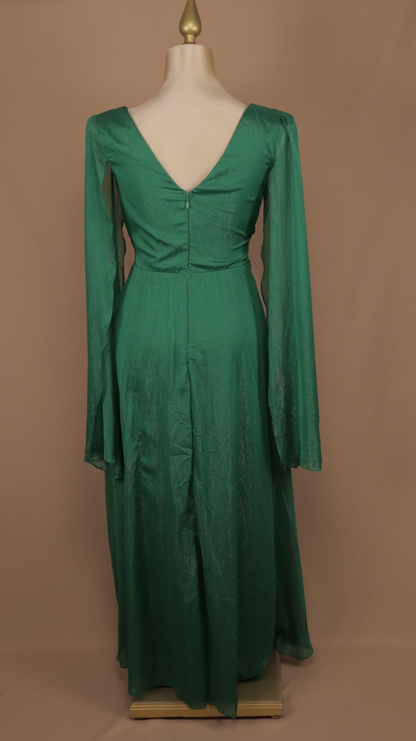 Vestido plus size con manga de capa y olan