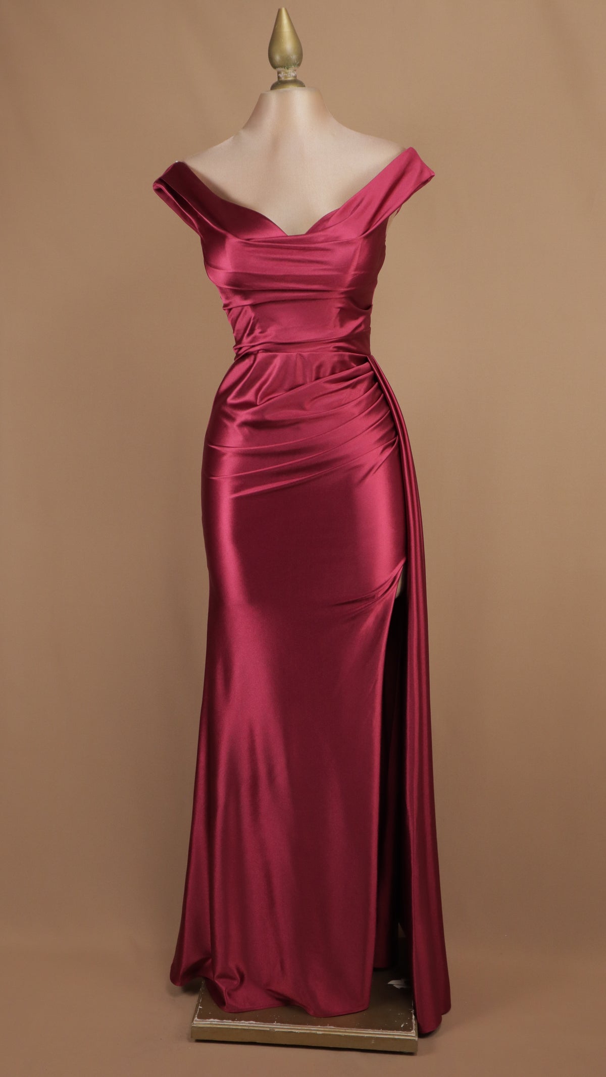 Vestido largo al hombro con abertura en pierna