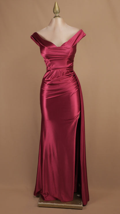 Vestido largo al hombro con abertura en pierna