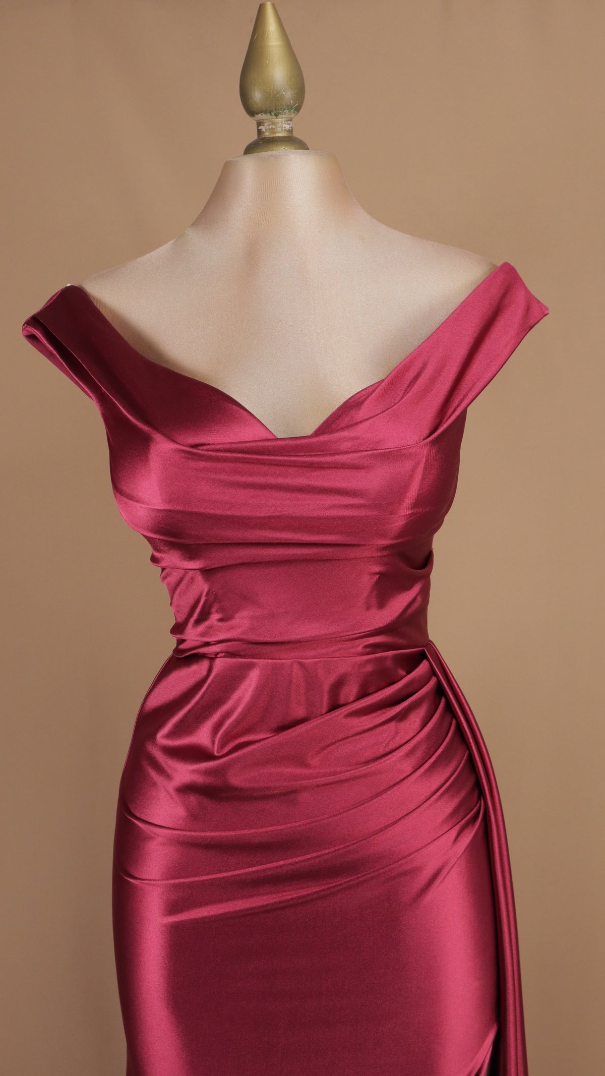 Vestido largo al hombro con abertura en pierna
