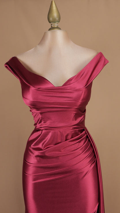 Vestido largo al hombro con abertura en pierna