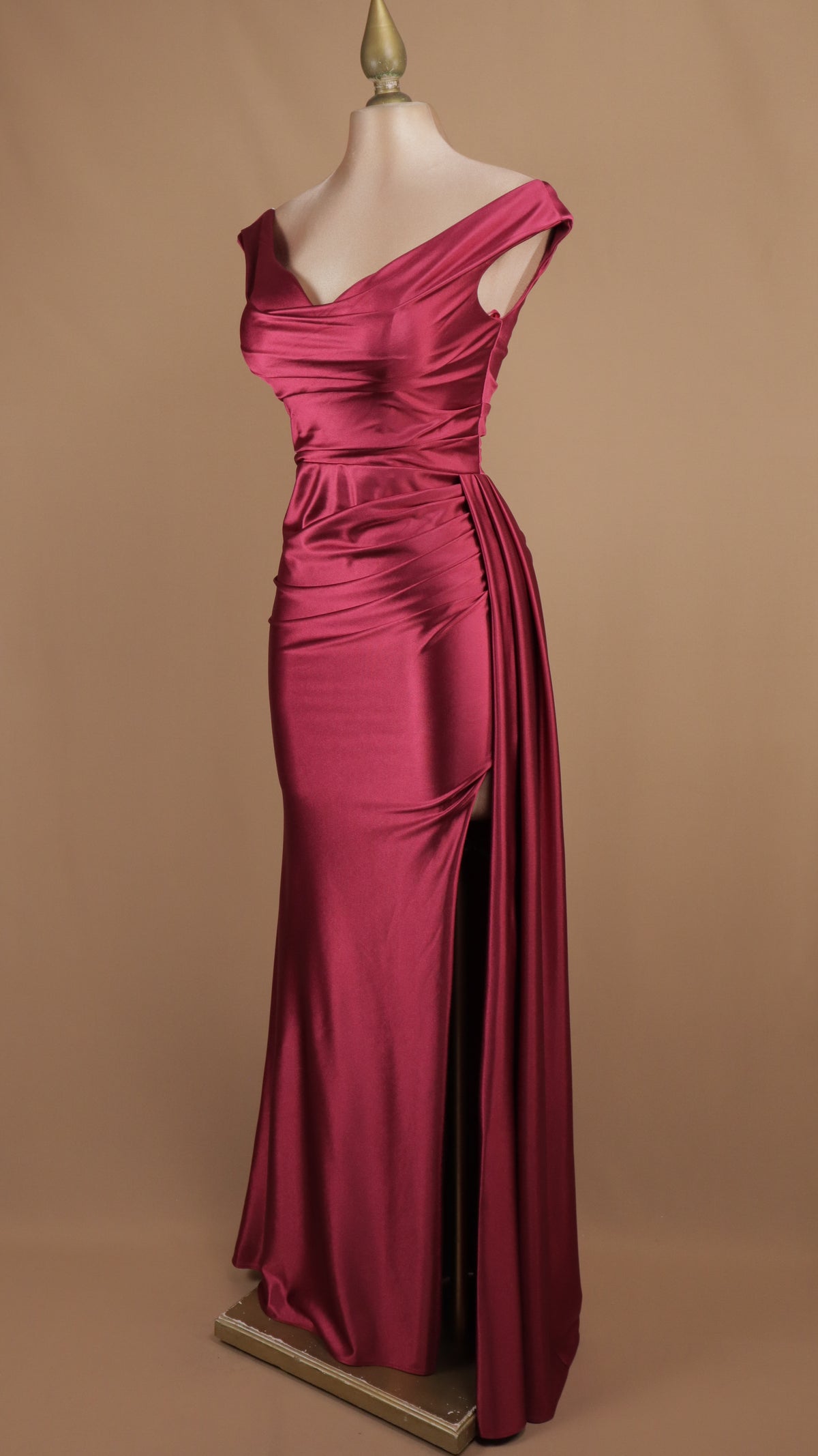 Vestido largo al hombro con abertura en pierna