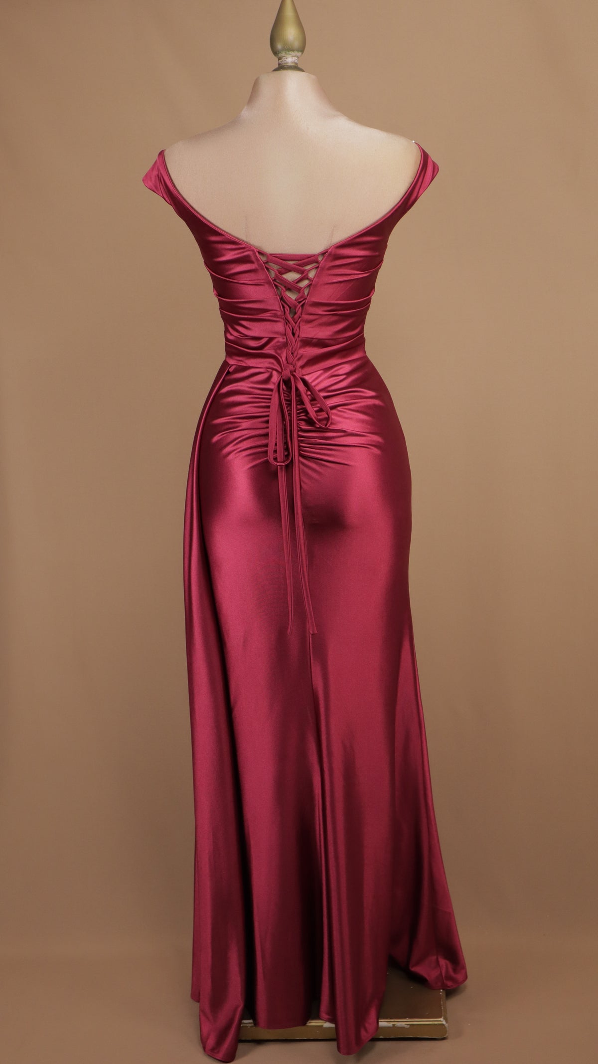 Vestido largo al hombro con abertura en pierna