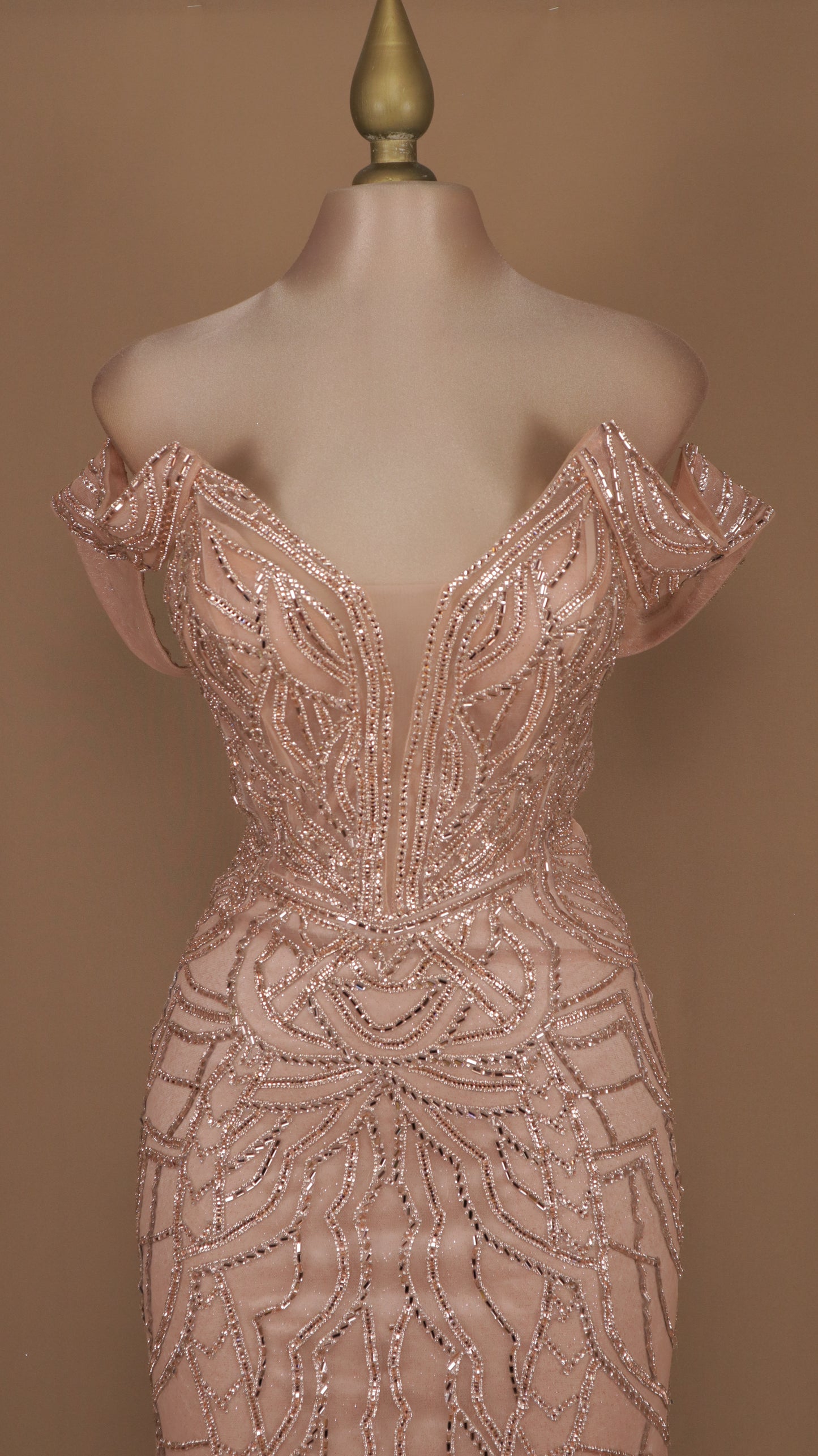 Vestido largo con aplicación y escote al hombro