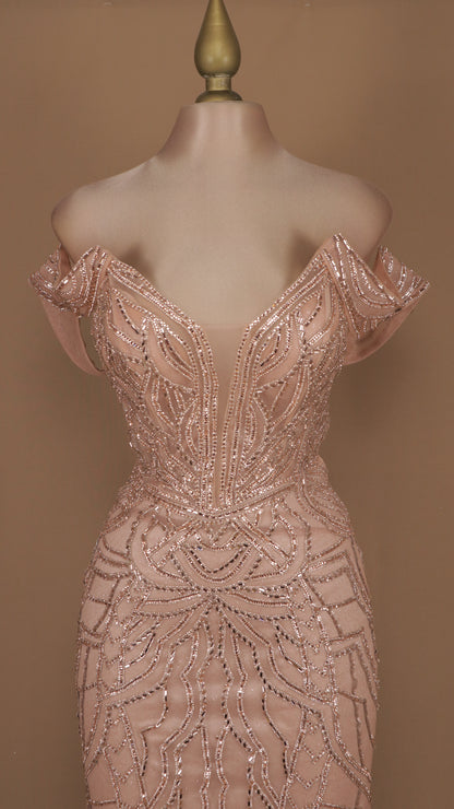 Vestido largo con aplicación y escote al hombro