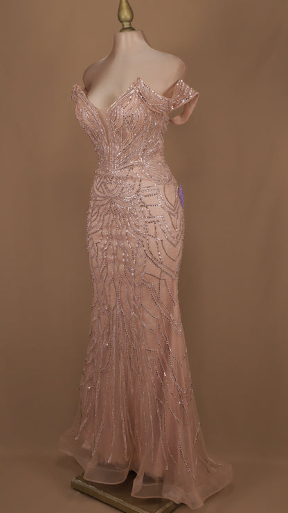 Vestido largo con aplicación y escote al hombro