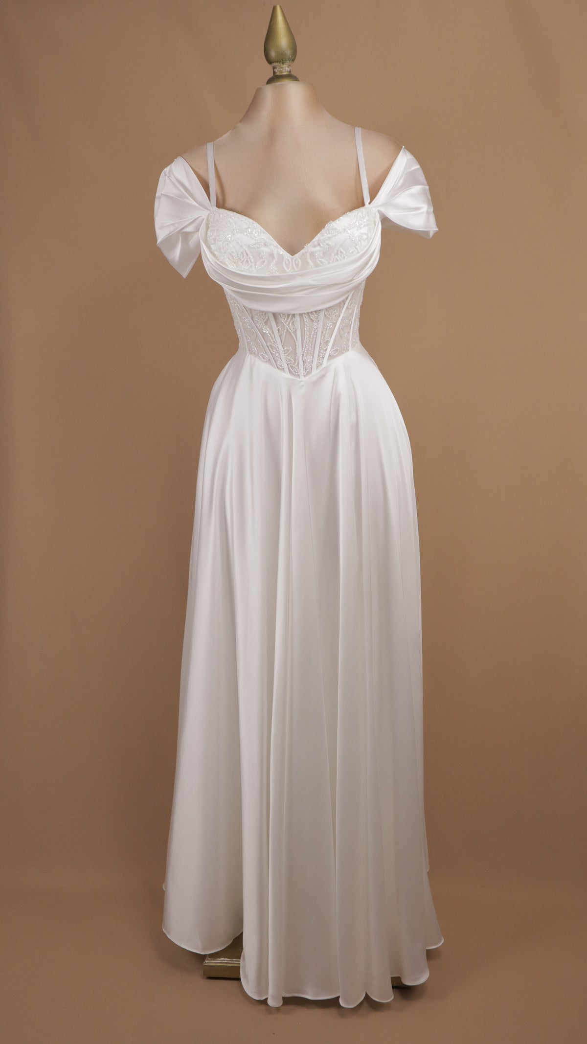 Vestido largo de novia al hombro con corse y falda satinada