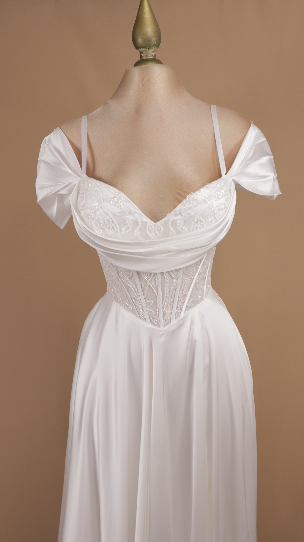 Vestido largo de novia al hombro con corse y falda satinada
