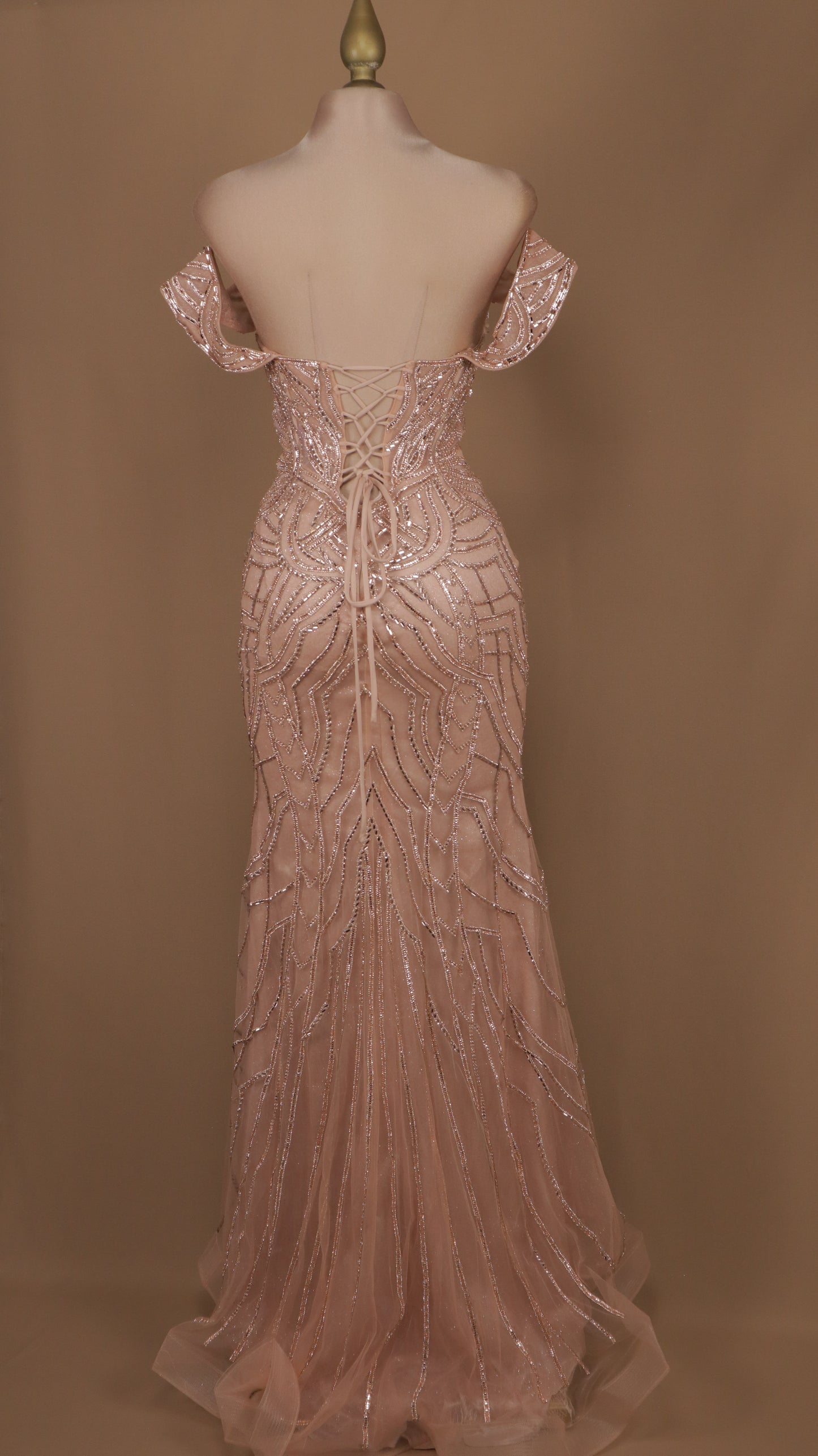Vestido largo con aplicación y escote al hombro