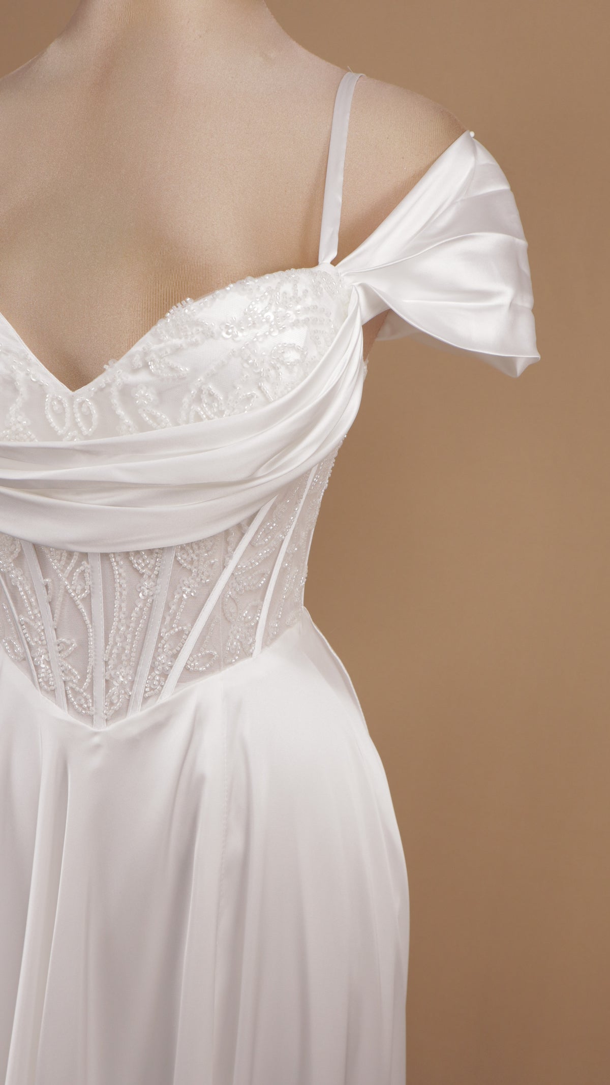 Vestido largo de novia al hombro con corse y falda satinada