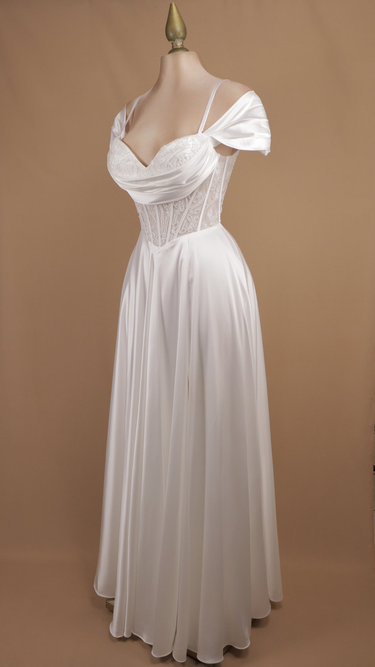 Vestido largo de novia al hombro con corse y falda satinada