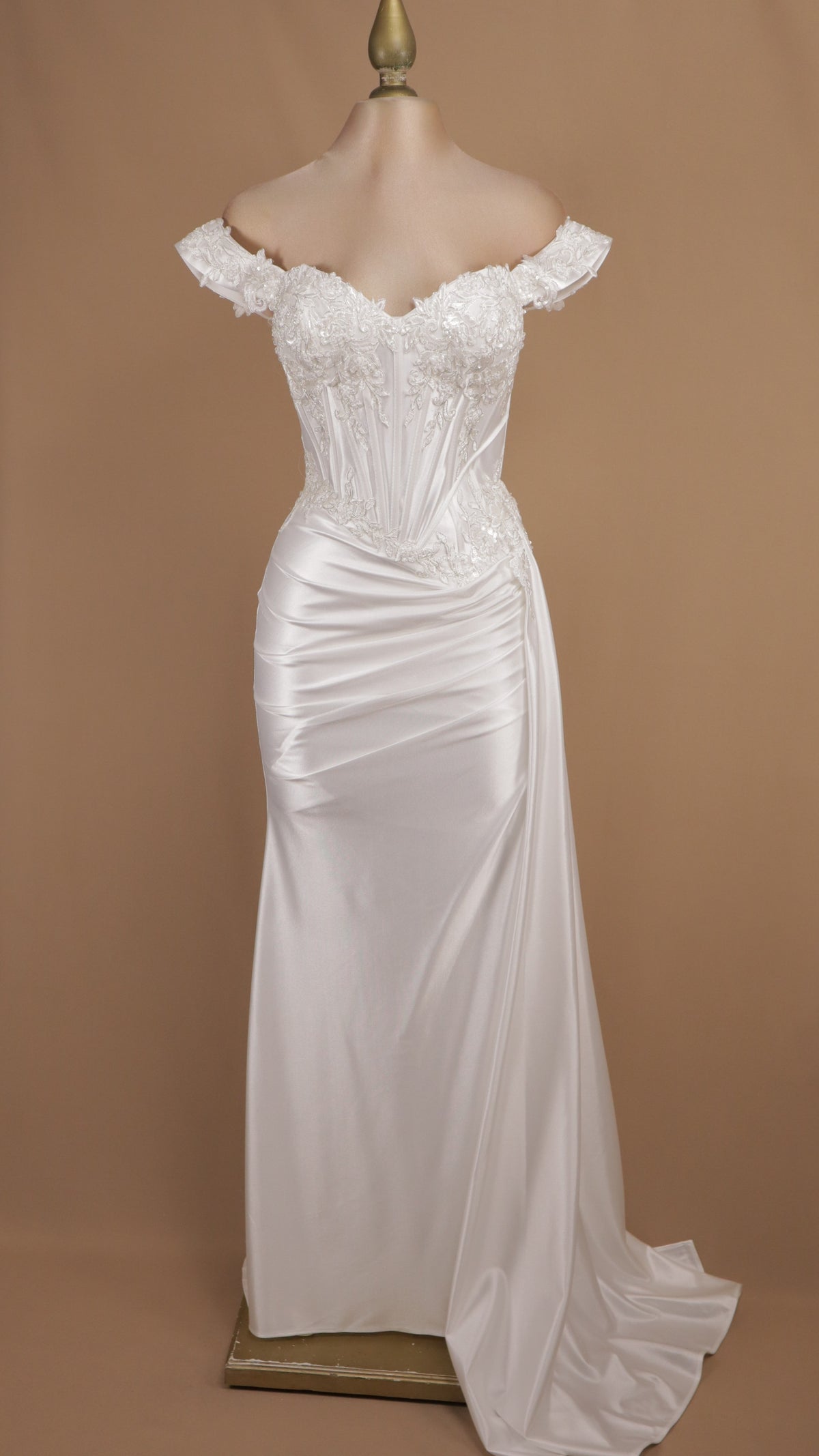 Vestido de novia satinado corte sirena con aplicacion y escote al hombro