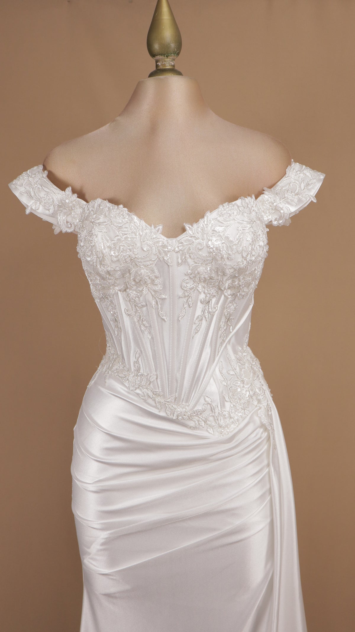 Vestido de novia satinado corte sirena con aplicacion y escote al hombro