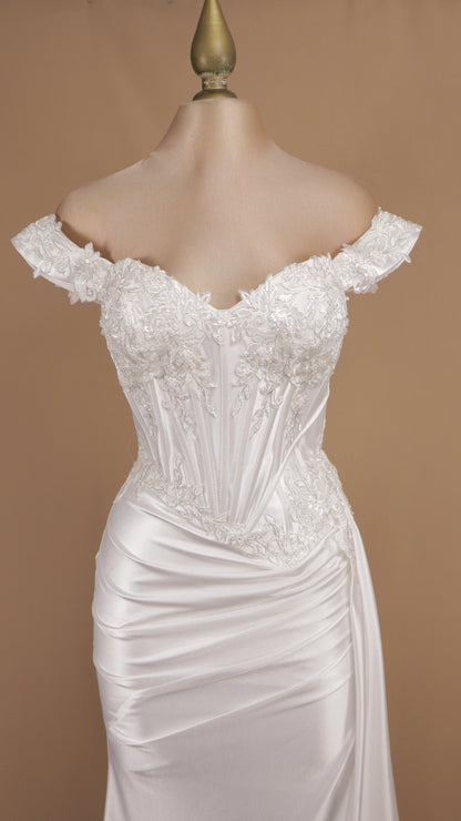 Vestido de novia satinado corte sirena con aplicacion y escote al hombro