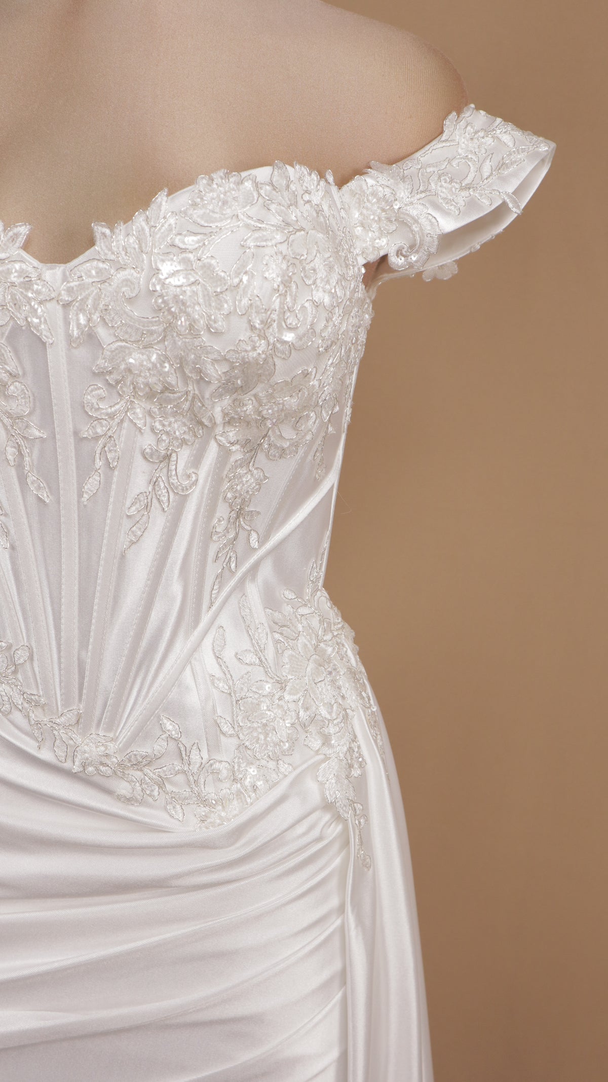 Vestido de novia satinado corte sirena con aplicacion y escote al hombro