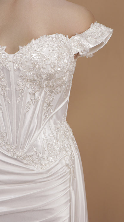 Vestido de novia satinado corte sirena con aplicacion y escote al hombro