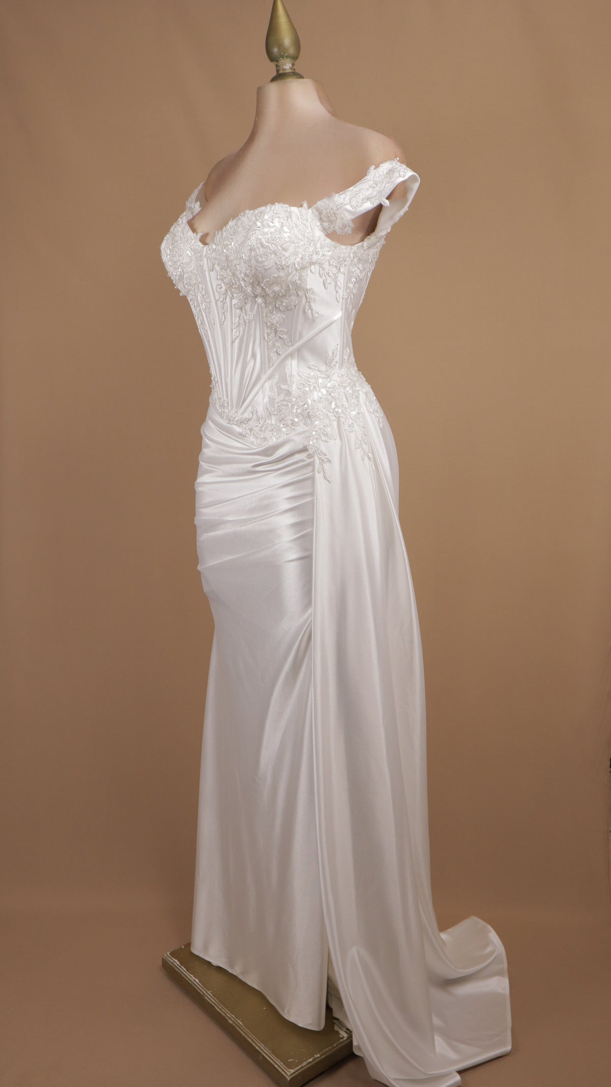 Vestido de novia satinado corte sirena con aplicacion y escote al hombro