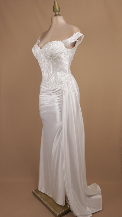 Vestido de novia satinado corte sirena con aplicacion y escote al hombro