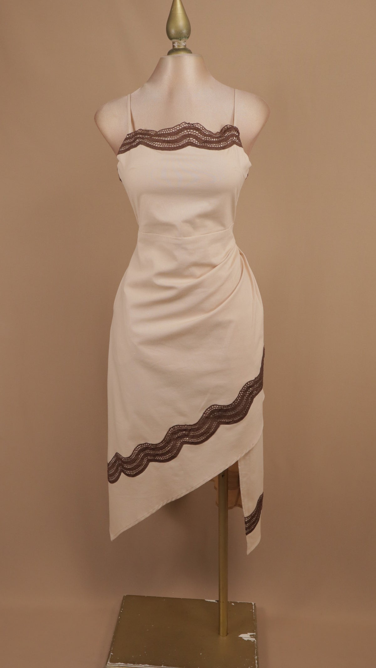 Vestido midi asimétrico con ribetes de encaje