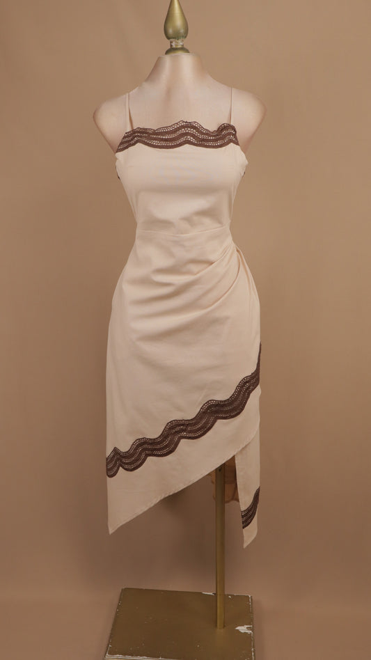 Vestido midi asimétrico con ribetes de encaje