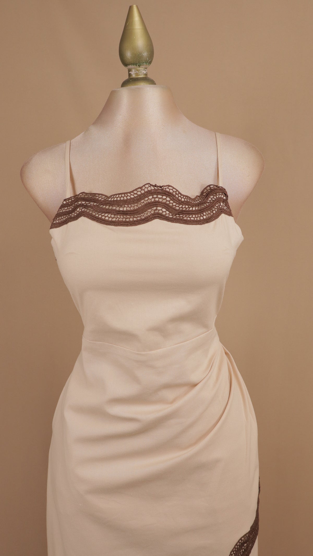Vestido midi asimétrico con ribetes de encaje