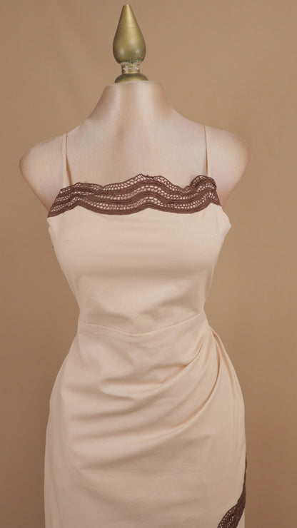 Vestido midi asimétrico con ribetes de encaje