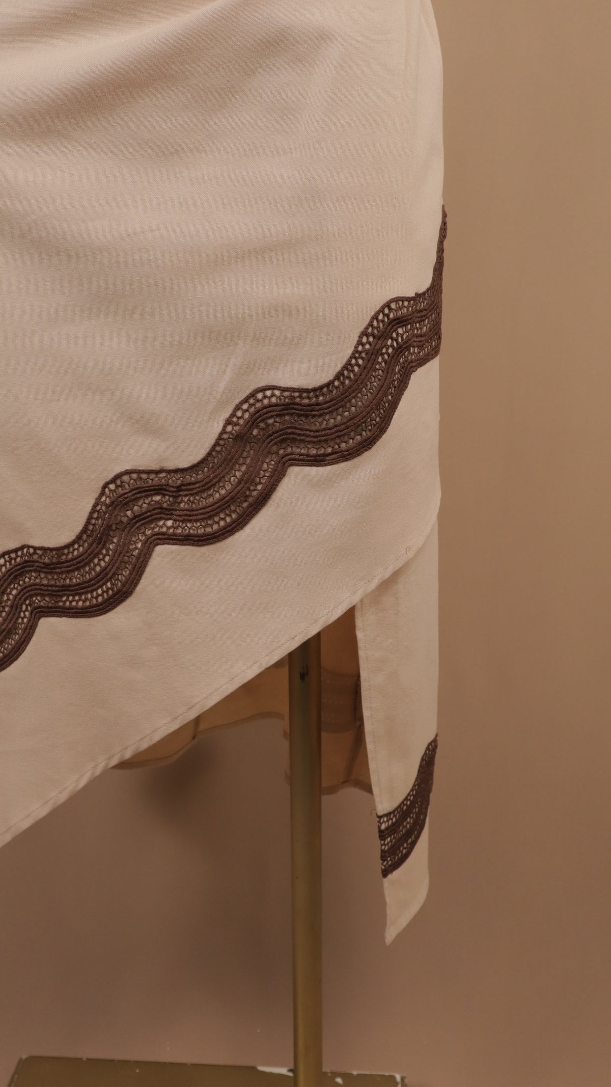 Vestido midi asimétrico con ribetes de encaje