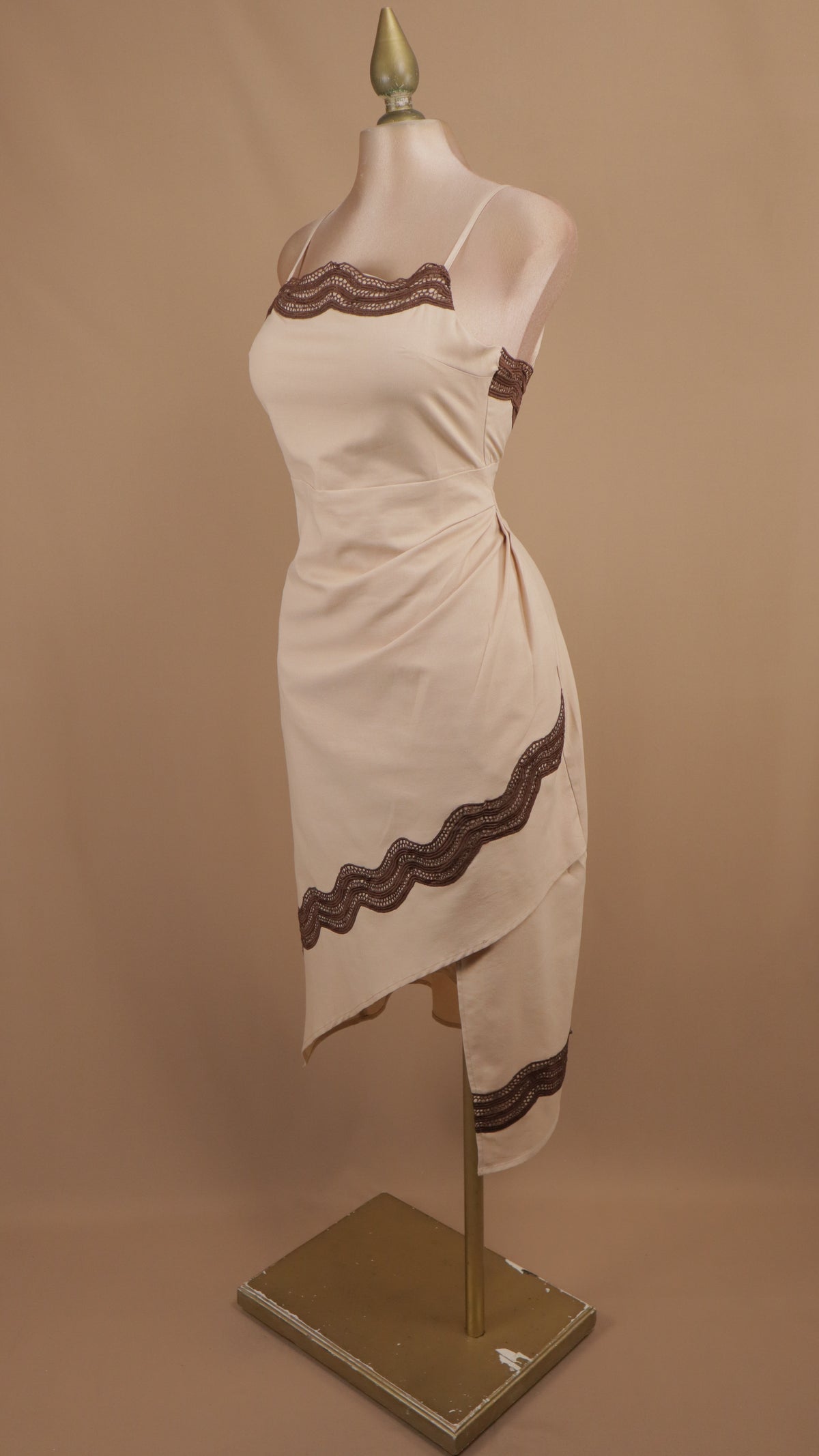 Vestido midi asimétrico con ribetes de encaje