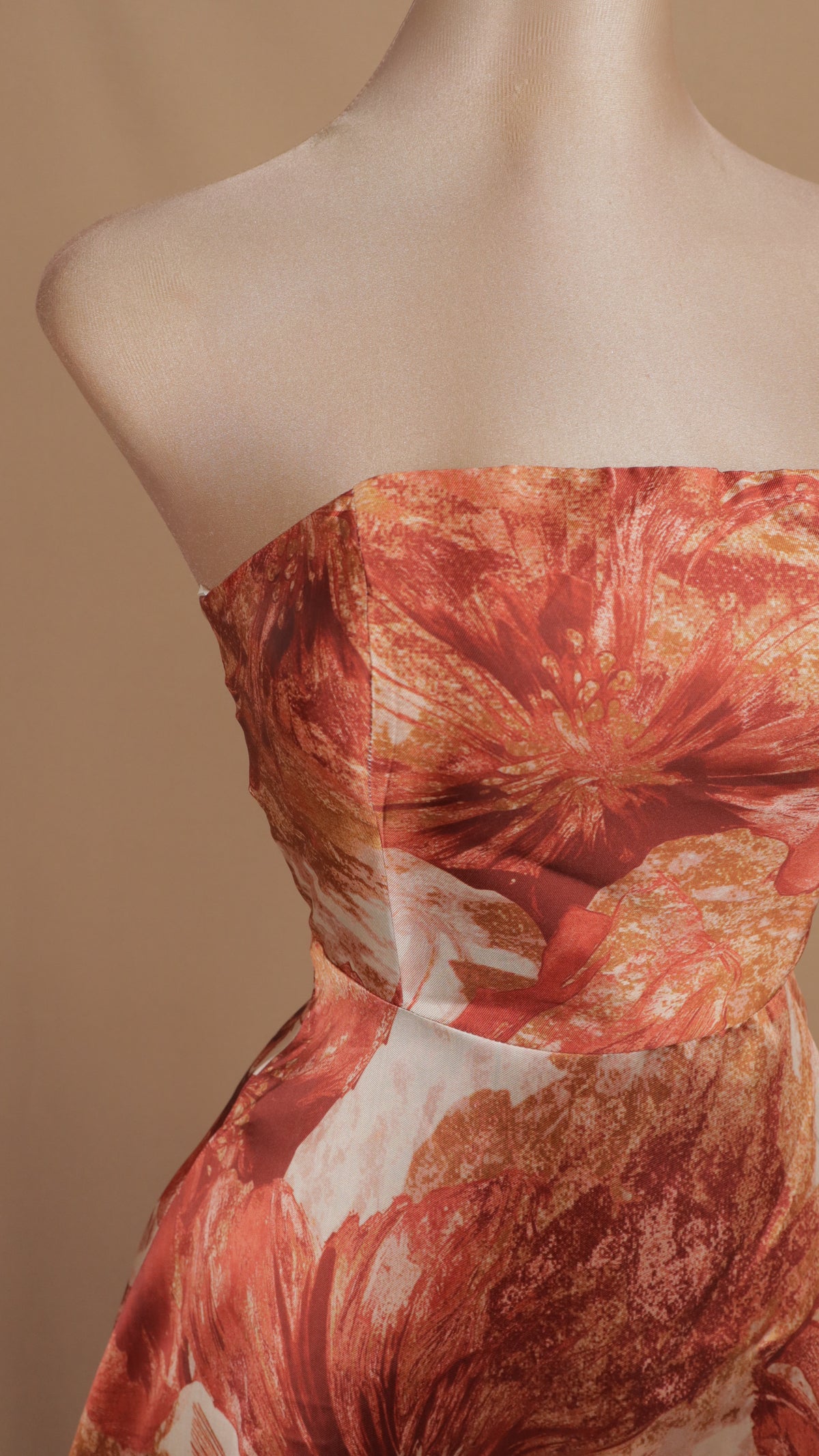 Vestido arce midi strapless con estampado floral de gran formato