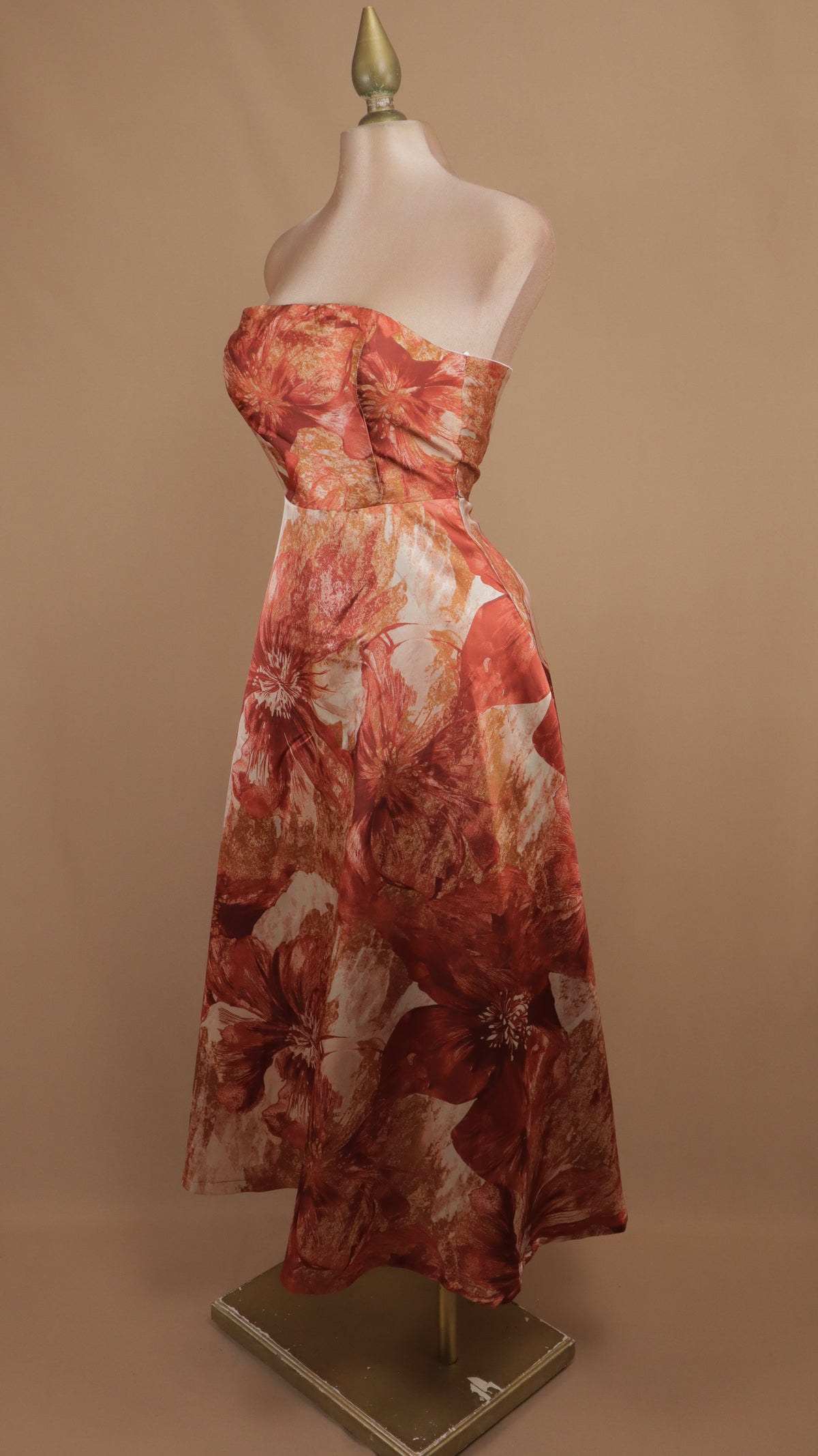 Vestido arce midi strapless con estampado floral de gran formato