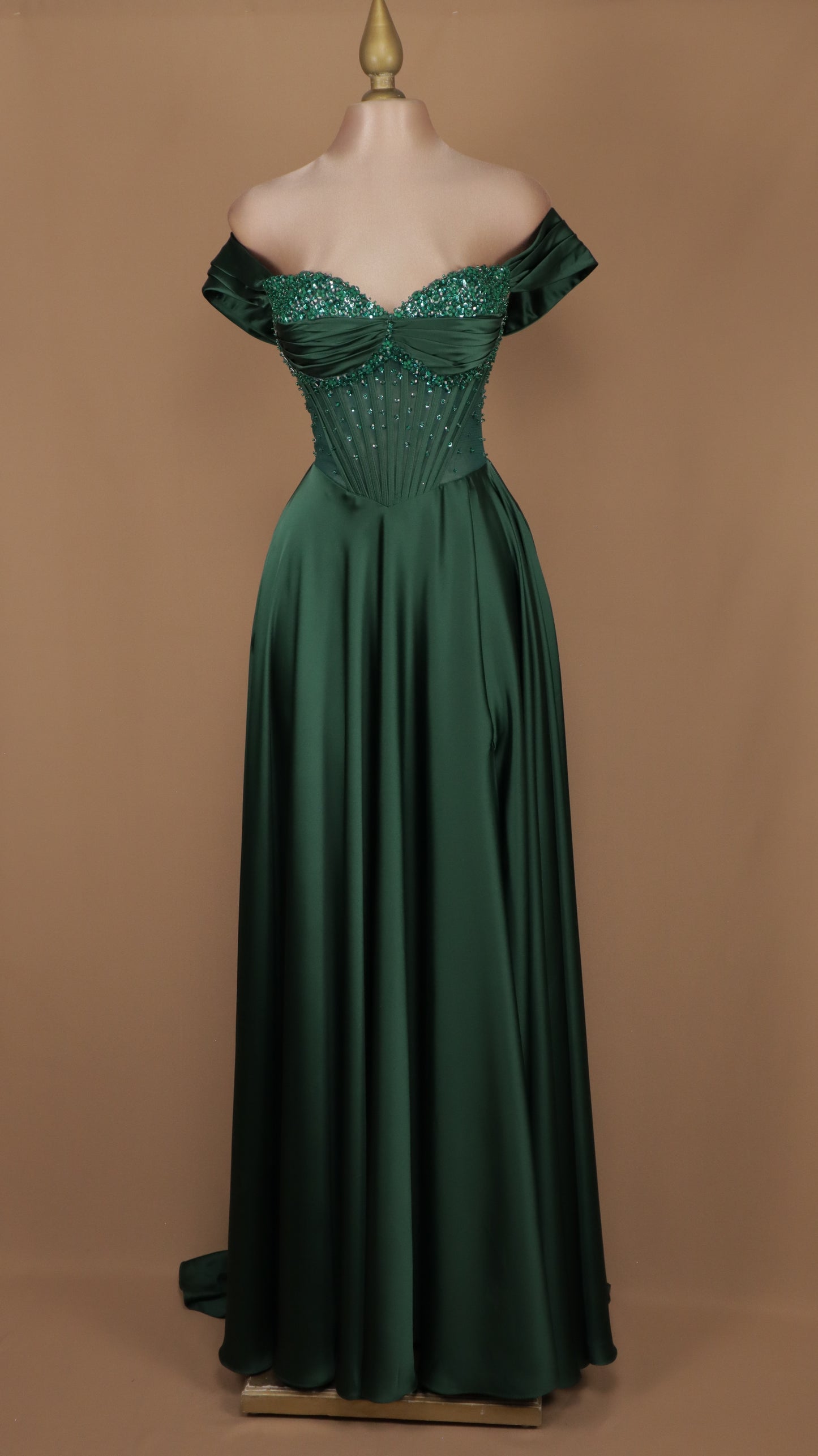 Vestido largo linea A con aplicación en busto