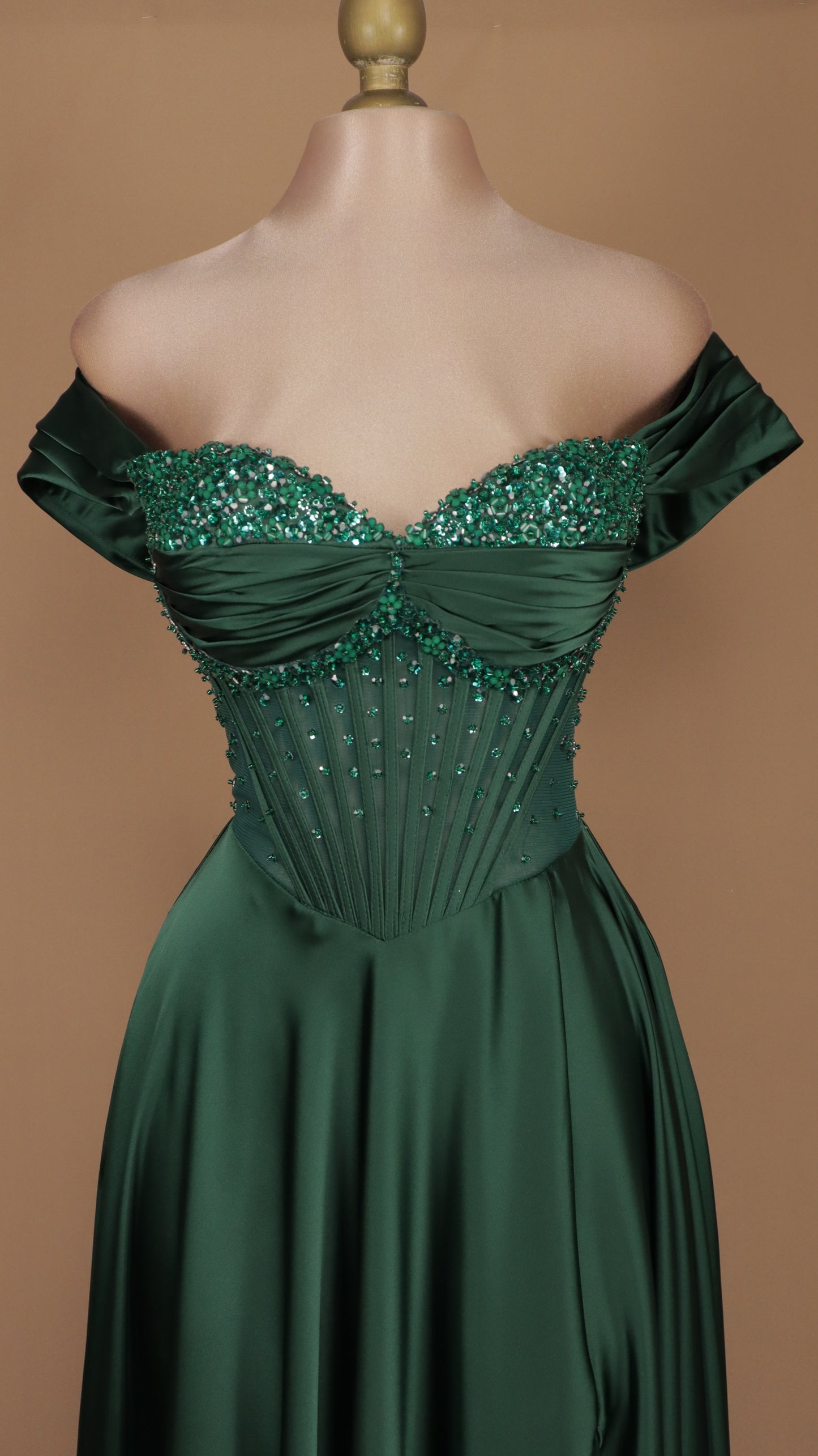 Vestido largo linea A con aplicación en busto