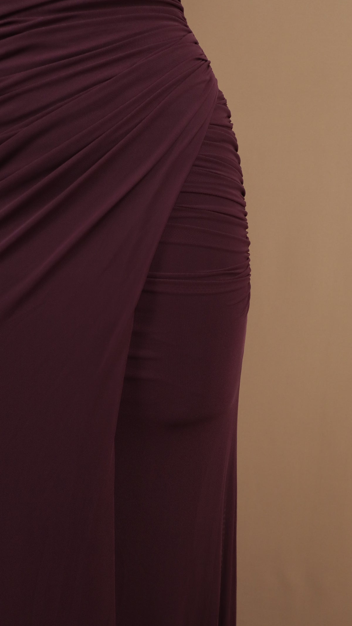 Vestido largo asimtrico manga larga corrugado